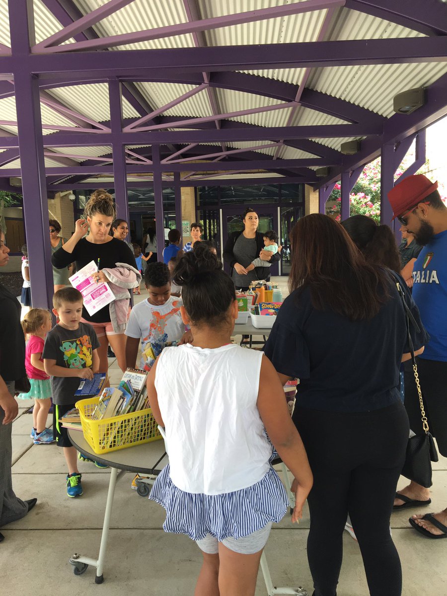 MrsShafferReads's tweet image. Hundreds of books found homes with our families during Open House.  What a joyous way to start a school year. Smiles everywhere 💜 #WeAreRunningBrook #literacyimpact @hcpss_rbes @hcpsselemla @PrincipalAJE