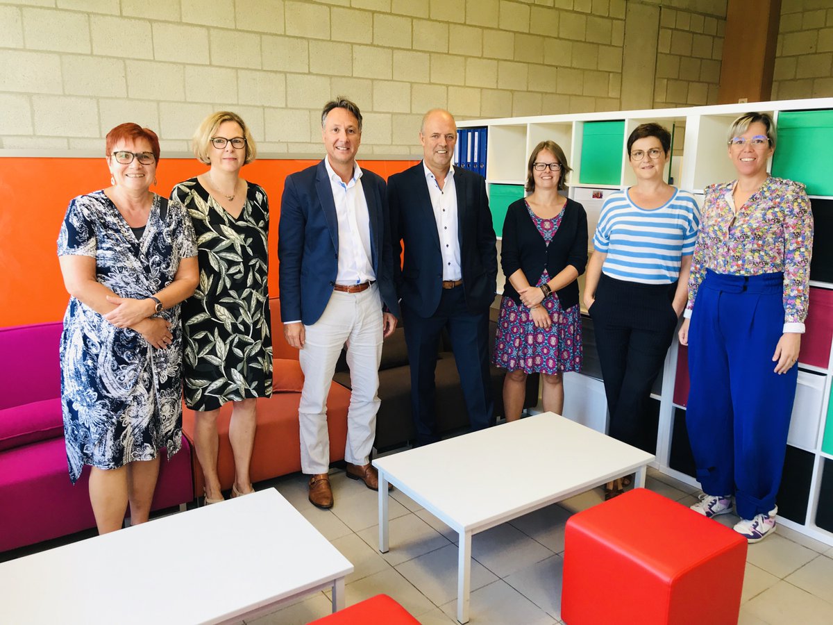 Agorianl's tweet photo. 'De Vlaamse ondernemers' en de Vlaamse Onderwijsraad (Vlor) willen scholen helpen zich toekomstgericht te organiseren via het project #SchoolOfTheFuture. 'We vragen de Vlaamse regering een kader te bieden om te kunnen proeftuinen.' @PeterDemuynck @vermeimi https://t.co/5bwd1Xm5pv