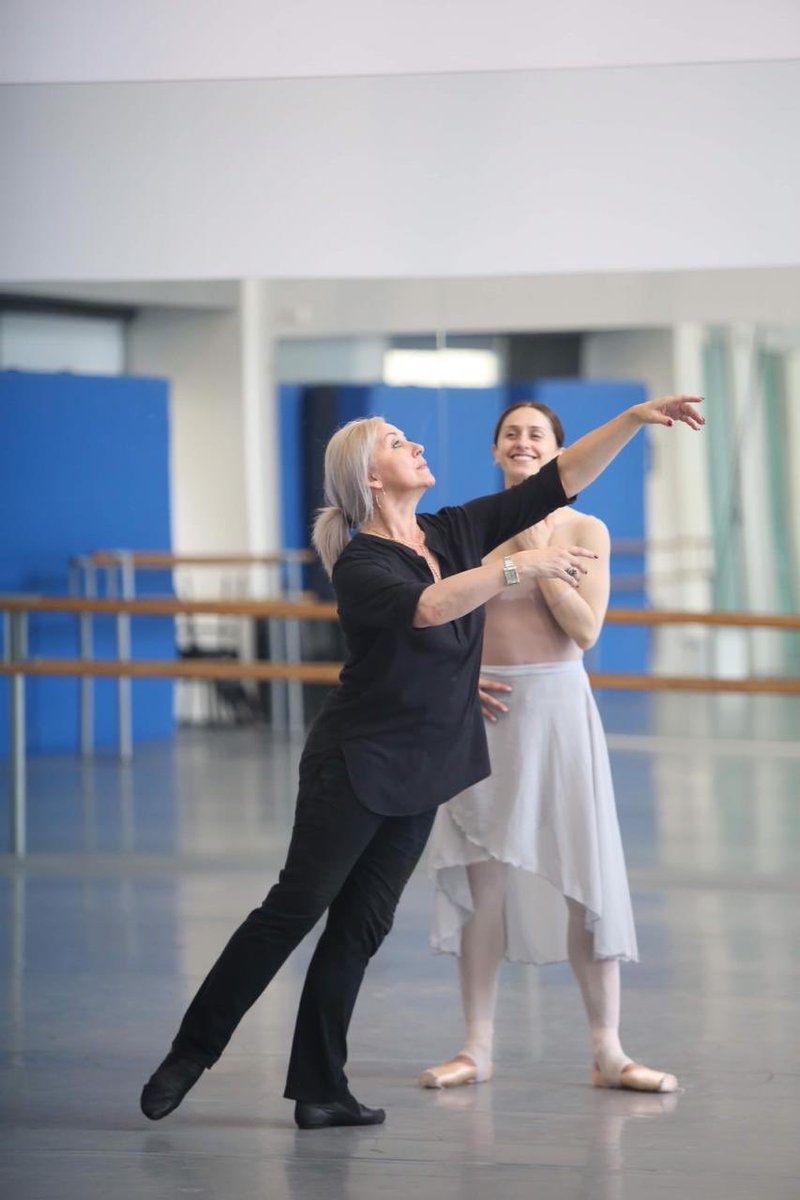 No hay palabras para expresar la felicidad de poder disfrutar de estos maravillosos ensayos con @SamiraMSaidi y <a href="/MNunezOfficial/">Marianela Núñez</a> 
Impresionante ver toda la esencia del <a href="/TheRoyalBallet/">The Royal Ballet</a> y la maestria y arte que vibran a traves de cada paso de Marianela! ❤️❤️❤️😍😍😍
📸 #silavakum