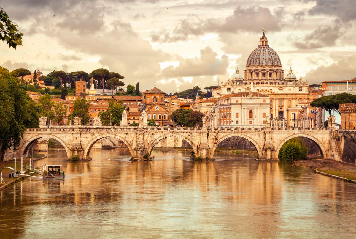 TC_CityBreaks's tweet photo. The bridge of Saint Angelo sits magestically across the Tiber river, taking you from the incredible city centre to the infamous castle. https://t.co/0iElAhzHlX