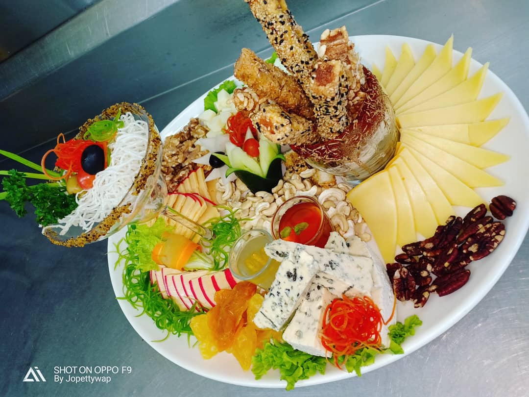chefjopet's tweet photo. Dahil cold ka saken, Colds din muna ako. HAHA! Aww. 😢 First time ko nag-colds sa buffet. Kaya okay lang, libre lait sa platter ko. 😅

#ColdsLife #CheesePlatter #HugotCuisinero #BullChef #Jopettywap https://t.co/kdlVpjQOwW