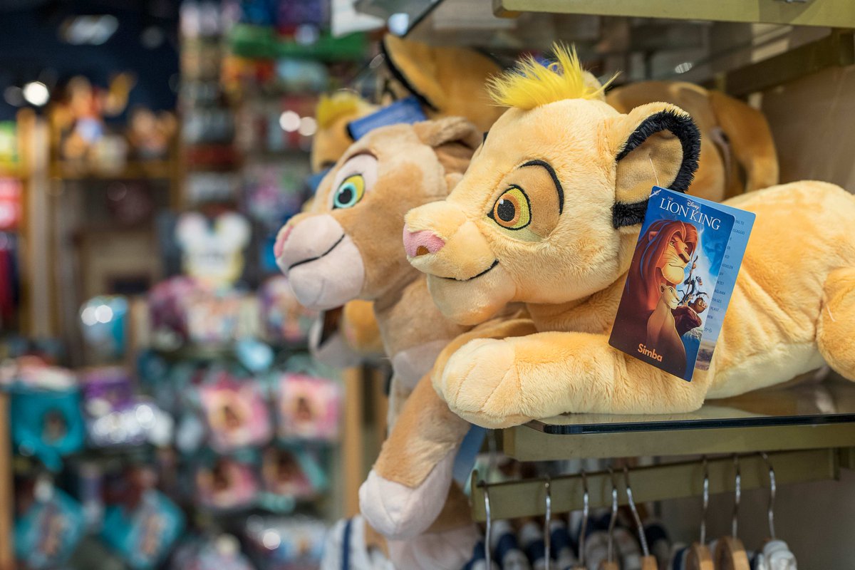 Seguro que tus peques ya han visto la nueva peli de 'El Rey León', ¿verdad? Encuentra todos los peluches de la peli en nuestra shopDisney. ¡Les van a encantar! 🦁🐗🦜
👉 bit.ly/DisneyStore_NC