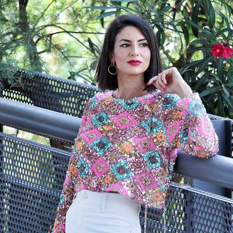 Que las lentejuelas son solo para por la noches es solo un mito, ¡y si no que se lo digan a nuestra #FashionBlogger Ángeles y diablillos! 💫✨ Esta nueva temporada llevarás las lentejuelas a todas horas. ¡Sigue leyendo en nuestra web!
👉 bit.ly/Lentejuelas_An…
