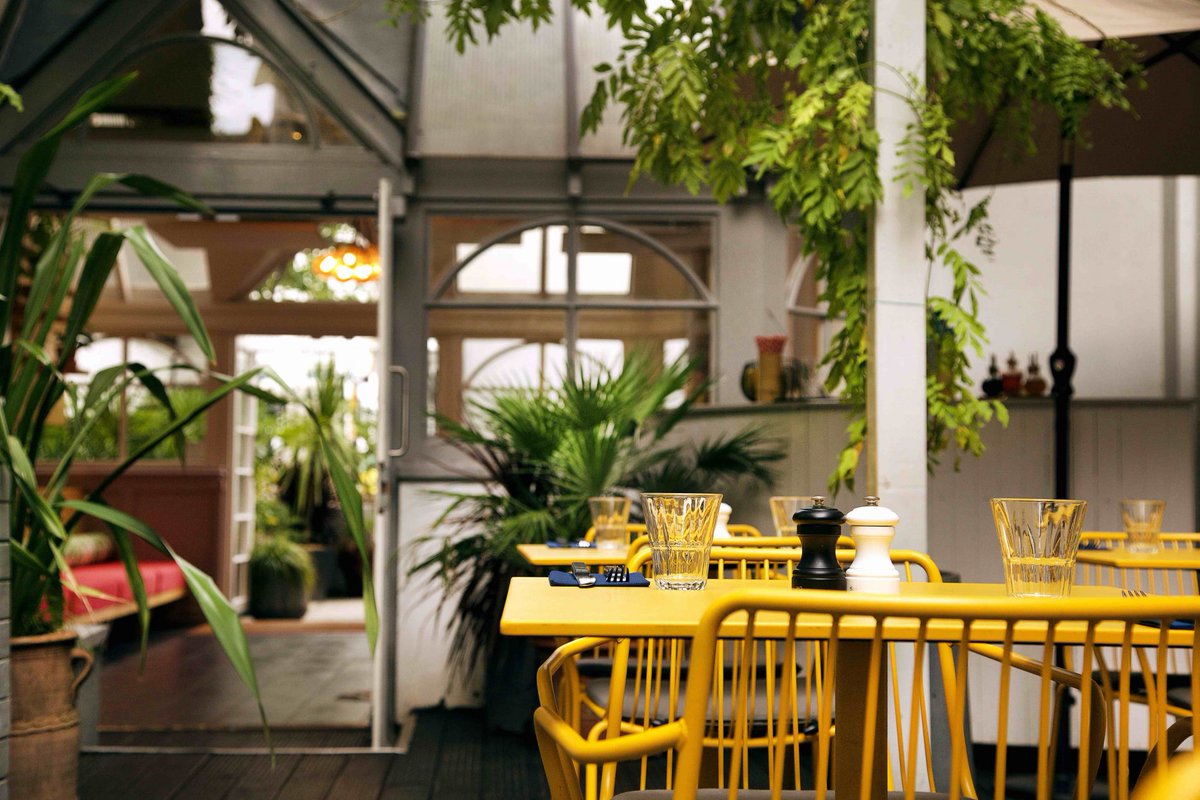 Emma gives us her top three recommendations for the absolute best restaurant experiences that a West London summer has to offer thebespokeblackbook.com/last-of-the-su… <a href="/PomonasLondon/">Pomona's</a> <a href="/TaqueriaUK/">Taqueria</a> <a href="/FRGSummerhouse/">The Summerhouse</a> #Summer #London #WestLondon #Terrace