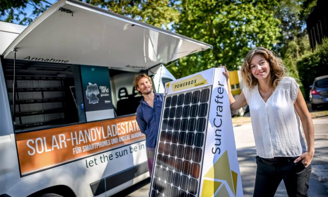 DieGuteMinute's tweet photo. #ReUse #UpCycling: #SunCrafter gibt alten Solarmodulen ein zweites Leben. Sie bauen Off-Grid-Ladestationen aus gebrauchten #Solarmodulen. Diese #Ladestationen können als Ladestationen für Smartphones, Scooter etc. auf Festivals & Events verwendet werden.
https://t.co/yjgE7CHuSa https://t.co/WQDp1ha6Vw