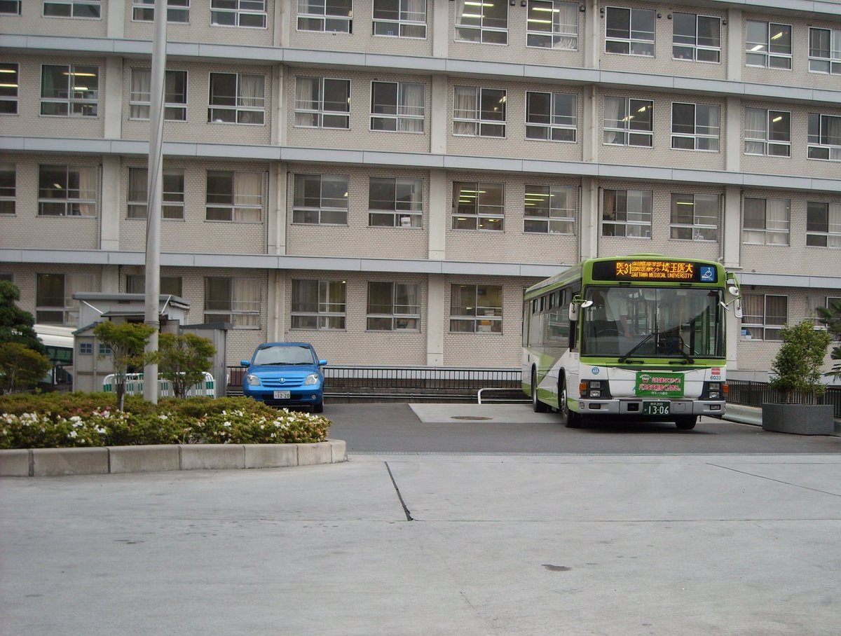 ぽけふくろう 終点の風景 国際興業バス 川越観光自動車 埼玉医大 埼玉 医科大学毛呂山キャンパス構内にある終点 国際興業は飯能駅 高麗川駅方面へ 川越 観光は東毛呂駅方面へ向かう路線が乗り入れる Jr毛呂駅へは徒歩5分程の距離 ちなみに 川越界隈