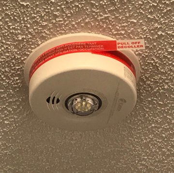 MuskokaLakesFD's tweet photo. If you have recently moved into a new home and your smoke alarm looks like this, remove the red plastic ring immediately! It is used during construction to prevent any dust or particulate from getting into your alarm but must be removed to detect smoke or CO. https://t.co/4f6TGwiNLq