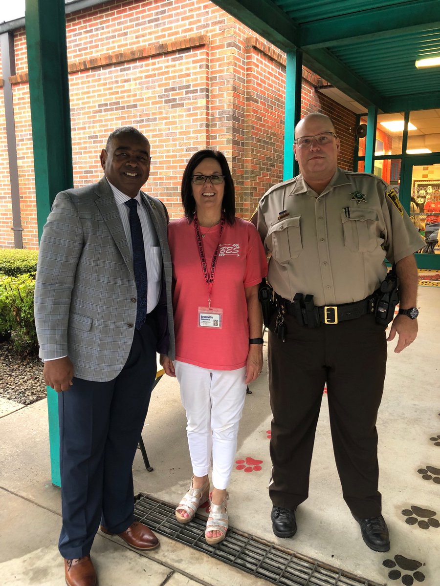 Welcoming students in car line on our first day at Brookville Elementary with former student , Jefferson County Sheriff Mark Pettway, Principal Paula Allen and new SRO Mark Bassett. #BeBraveBeBoldBeBrookville2019 <a href="/JEFCOED/">Jefferson County Schools</a>