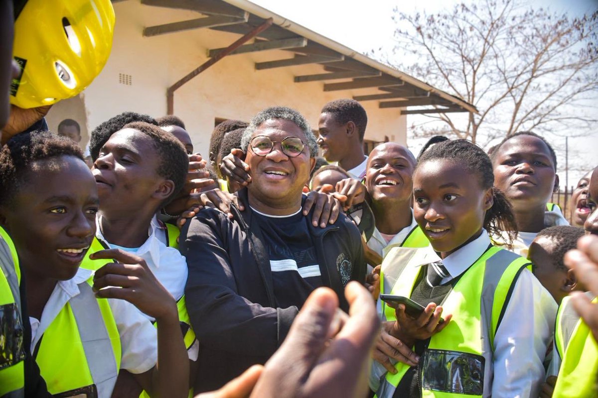 MbalulaFikile's tweet photo. Thank you Tshimbupfe High -  off to the next school https://t.co/kf9Geh2Vlb