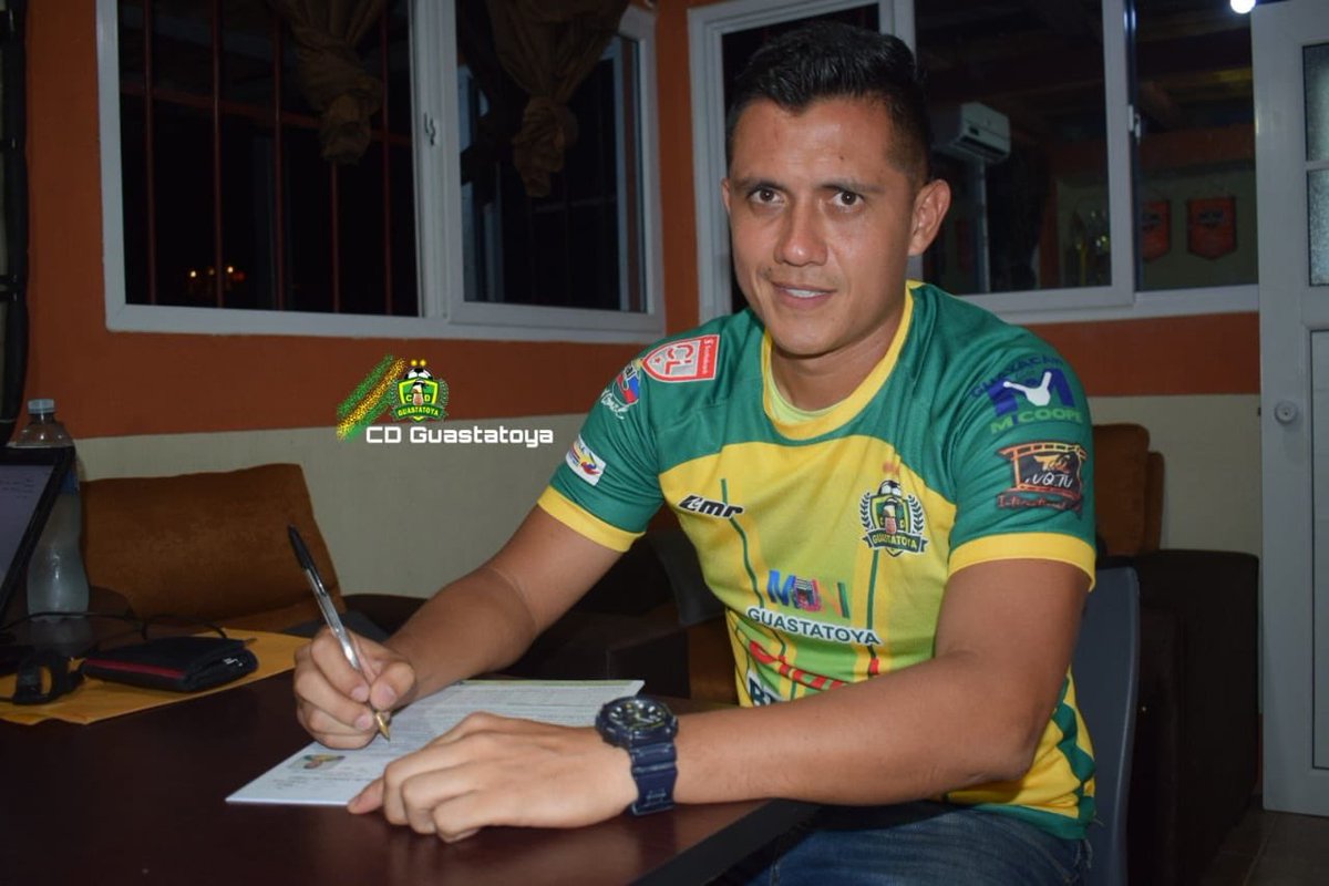 El defensa nacional Roberto Cobar ha firmado su contrato como nuevo refuerzo del Deportivo Guastatoya, luego de varios meses de trabajo físico tras superar un cáncer testicular.

Vía <a href="/Miltonmelendezu/">Milton Meléndez Urízar 🇬🇹</a>