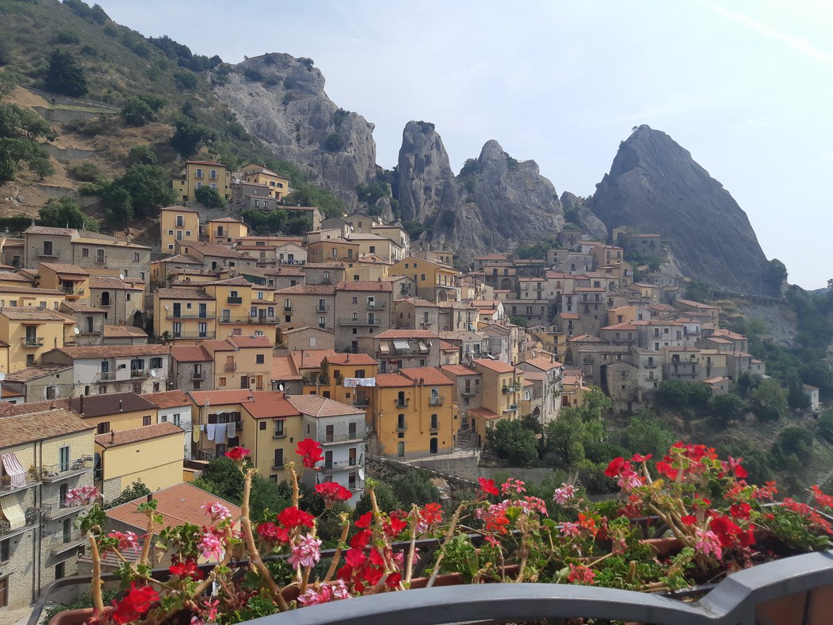 L'Italia è un posto bellissimo. È la politica che fa cagare. #dolomitilucane #castelmezzano #visitbasilicata