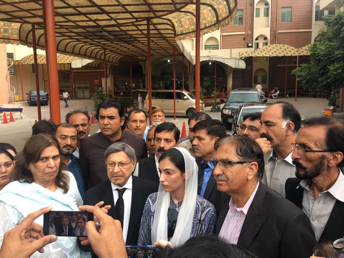fayazbabbarPPP's tweet photo. Despite Court's orders, a daughter was not allowed to meet her father. In these tough days BB Aseefa still didn't showed her pain and Smile like her Warrior Father.
NAB Na Manzoor!!
ڈرتے ہے بندوکوں والے
ایک نہتی لڑکی سے۔
@AseefaBZ @BakhtawarBZ
#NoToPoliticalVictimization https://t.co/fQRg4G6dY0