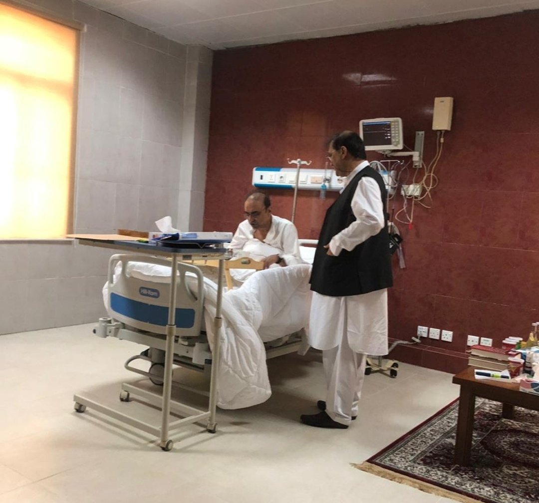 fayazbabbarPPP's tweet photo. Despite Court's orders, a daughter was not allowed to meet her father. In these tough days BB Aseefa still didn't showed her pain and Smile like her Warrior Father.
NAB Na Manzoor!!
ڈرتے ہے بندوکوں والے
ایک نہتی لڑکی سے۔
@AseefaBZ @BakhtawarBZ
#NoToPoliticalVictimization https://t.co/fQRg4G6dY0