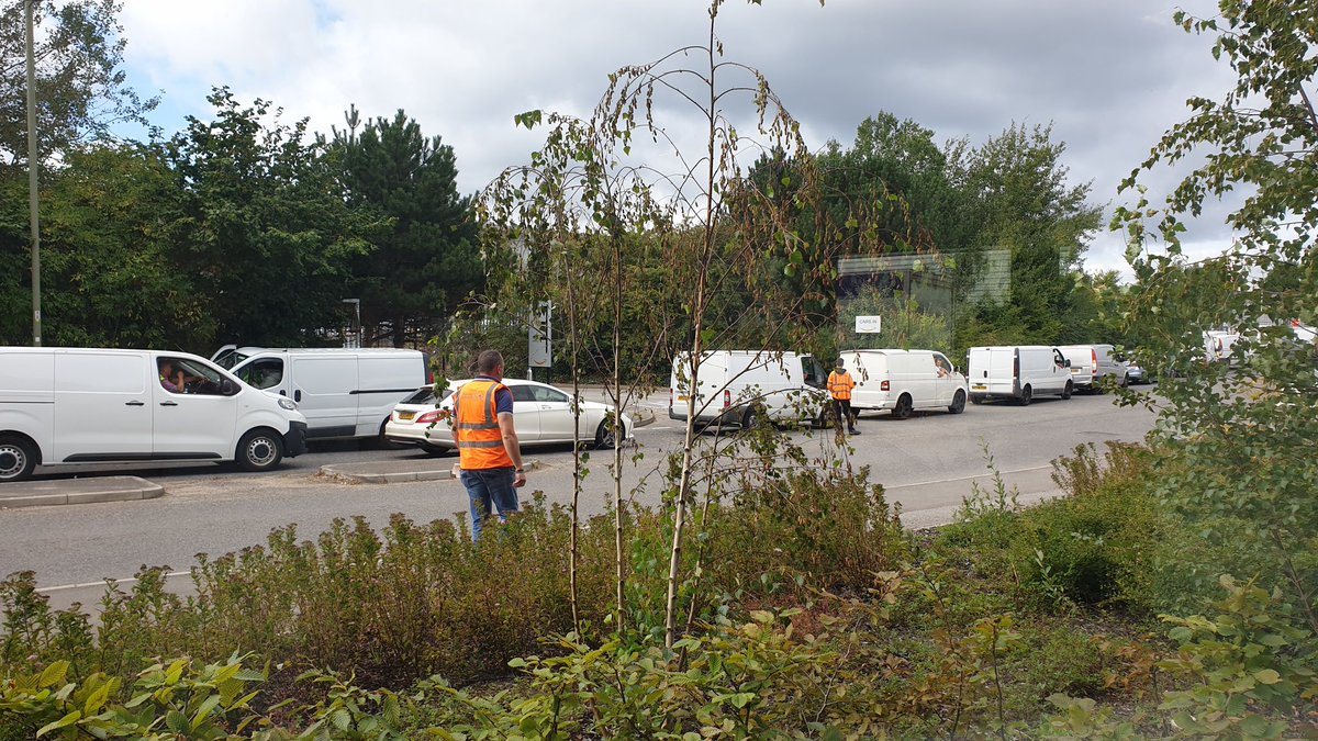 AndyZX6R09's tweet photo. @AmazonUK Causing traffic issues at the new Southampton distribution centre. Good job no-one want to use the road! 🤔 #TrafficUpdate #TrafficAlert #traffic https://t.co/HLNthWooCe