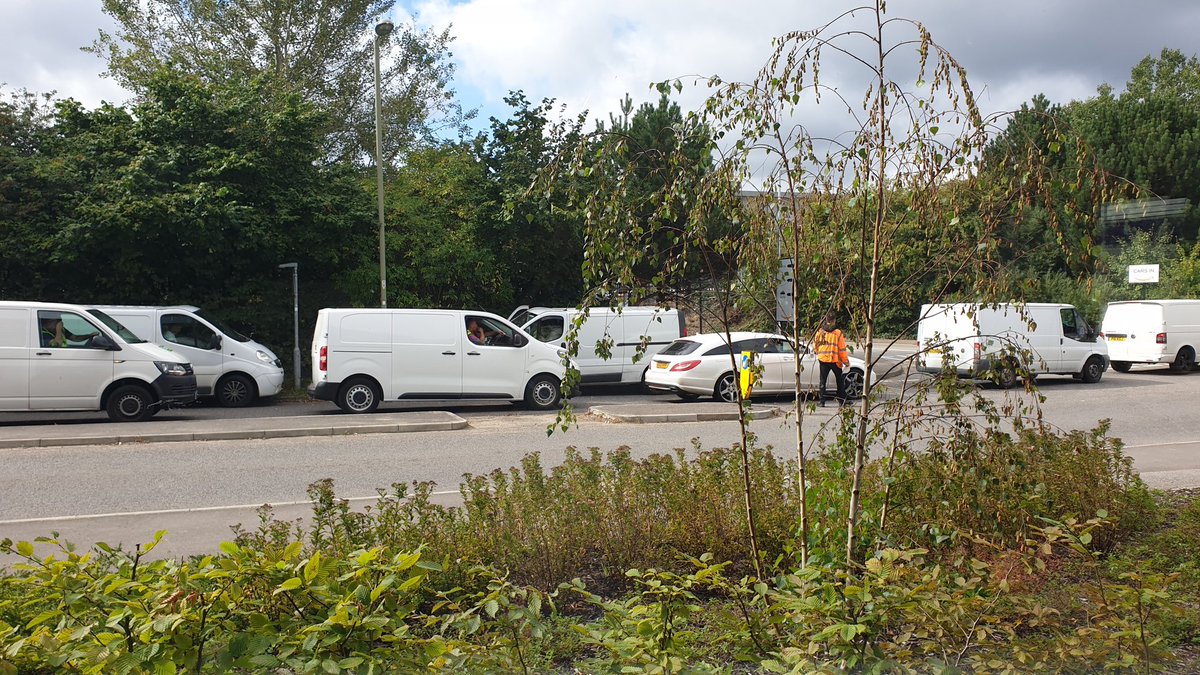 AndyZX6R09's tweet photo. @AmazonUK Causing traffic issues at the new Southampton distribution centre. Good job no-one want to use the road! 🤔 #TrafficUpdate #TrafficAlert #traffic https://t.co/HLNthWooCe