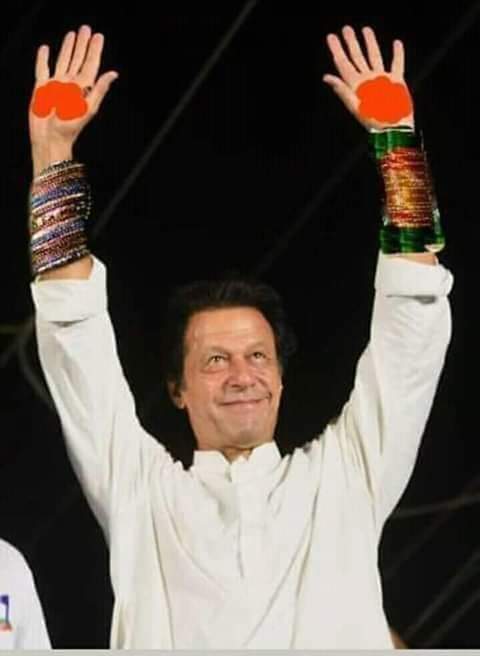NoorMDkhan0017's tweet photo. دیکھو انڈیا والوں پاکستان کے وزیراعظم نے جنگ کی تیاری کرلی آج ھم نے آدھا گھنٹہ کھڑے ھو کر ورزش بھی کی تمھاری گاوماتا بھی ھمارے وزیراعظم کو فتح سے روک نہیں سکتی ۔باجوہ نیازی زندہ باد 
 #KashmirHour
#KashmirBanegaPakistan
#indiareadyforwar
#ImranIsAPuppet
#کشمیرفروش_کاآدھاگھنٹہ https://t.co/dlghhjIsY3
