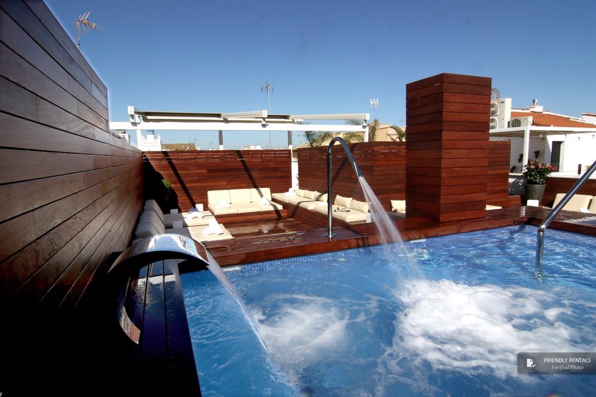 FRentals_en's tweet photo. After a long day of sightseeing how nice would it be to be able to relax with a dip in the jacuzzi? It's possible in Seville. 

👉 https://t.co/zSVLAXoZOb https://t.co/wwPnDBj0qV