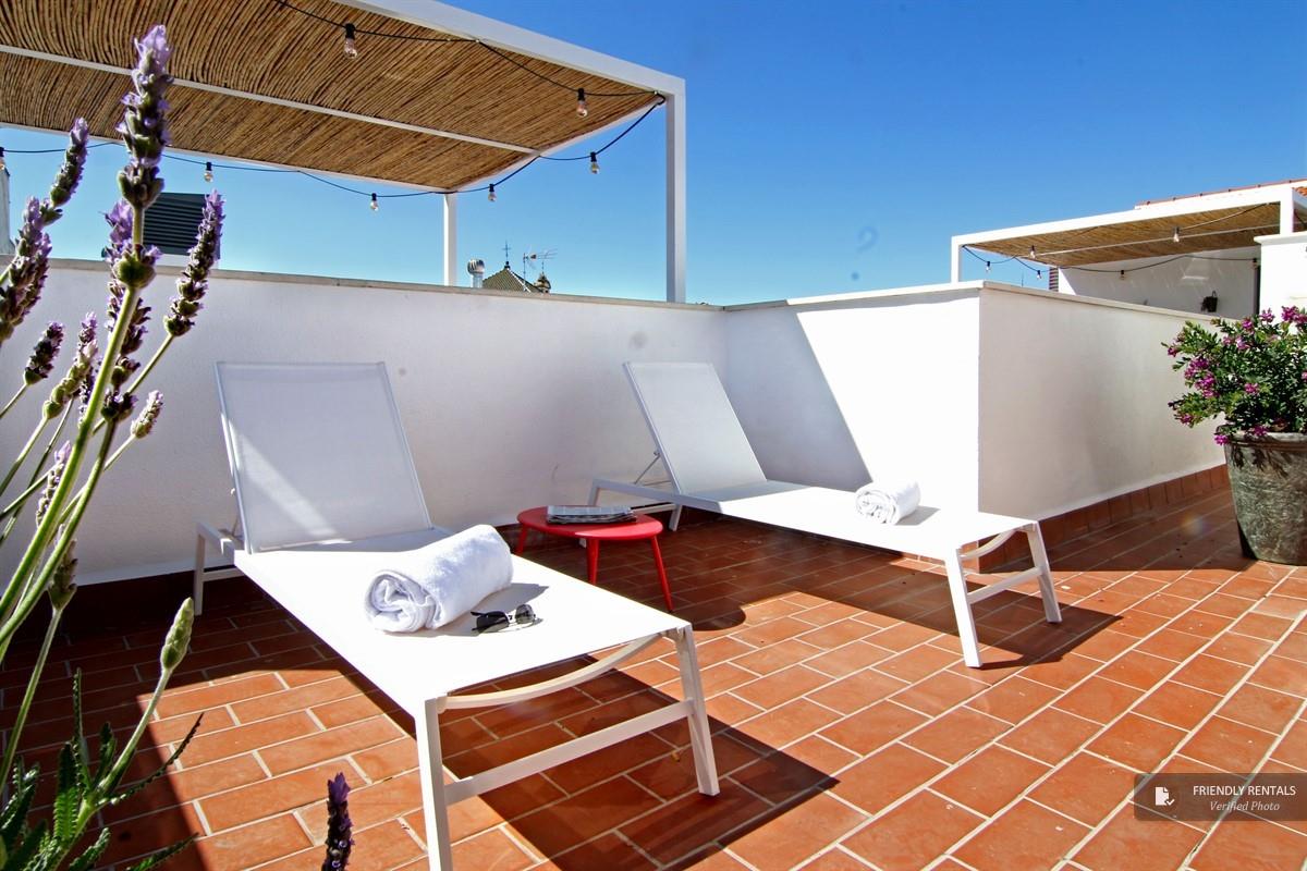 FRentals_en's tweet photo. After a long day of sightseeing how nice would it be to be able to relax with a dip in the jacuzzi? It's possible in Seville. 

👉 https://t.co/zSVLAXoZOb https://t.co/wwPnDBj0qV