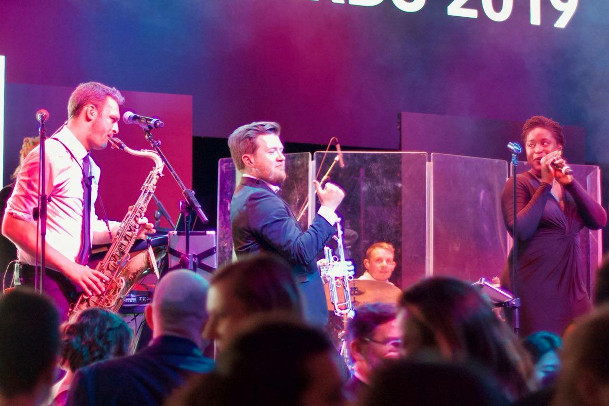 handfullasoul's tweet photo. Who has got 2 thumbs and should probably be playing right now...this guy!
.
.
.
#twothumbs #thisguy #trumpet #sax #saxophone #partyband #livemusic #liveband #corporateevents #corporateentertainment #bestpartyband #onstage @jackbirchwood https://t.co/mtOWFAb5K8