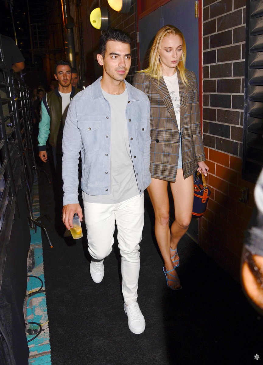 [2019.08.29]

โซฟีและหนุ่มโจหลังจบจากโชว์ของ <a href="/jonasbrothers/">Jonas Brothers</a> ใน NY #SophieTurner #JoeJonas