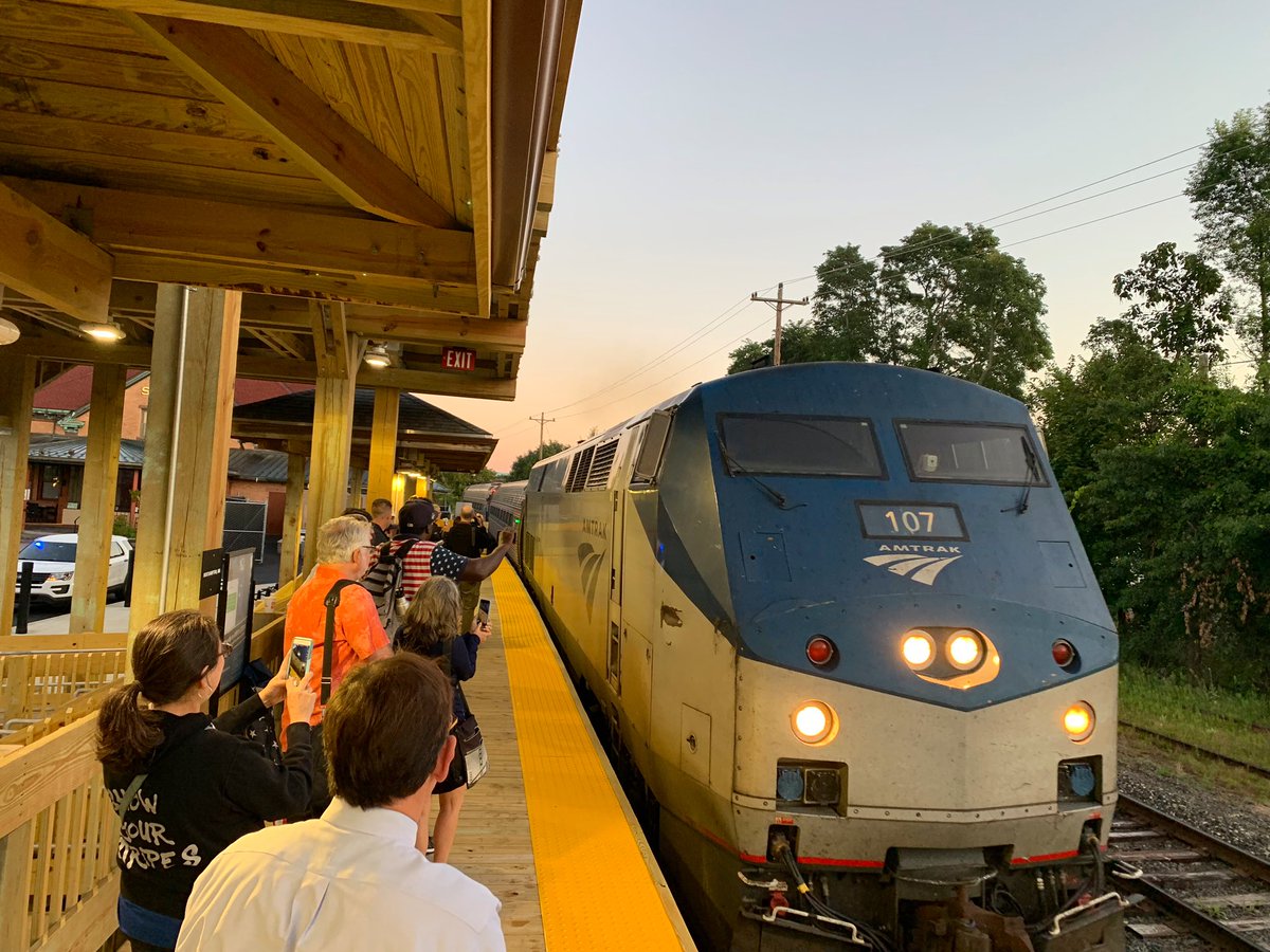 DavidNarkewicz's tweet photo. Passengers greeting the arrival of the first #ValleyFlyer shuttle train arriving in #NorthamptonMA. If you build it, they will ride! https://t.co/VmQNOzwbXC