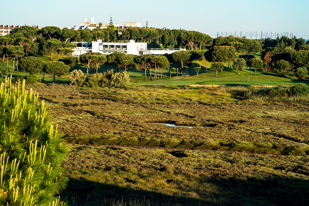 Nuestro Restaurante sorprende por su singular diseño, moderno y minimalista. Acércate y disfruta momentos únicos en la Terraza, con sus maravillosas vistas al Campo Sur y a la Marisma. Vive con nosotros los mejores momentos del día!
#golfelrompido #golf #viveelveranoconnosotros