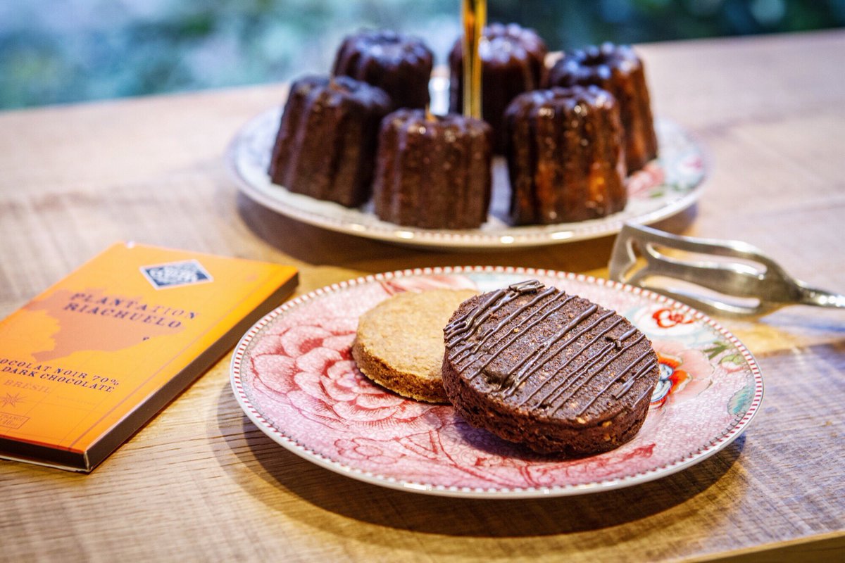 Pour le chocolat, je travaille depuis plusieurs années avec <a href="/MichelCluizelFR/">CLUIZEL Paris</a> qui partage mes valeurs et mes engagements que ce soit sur la qualité de la matière ou la recherche du goût ce qui, pour moi, est essentiel. Retrouvez certaines de mes créations dans leurs boutiques !