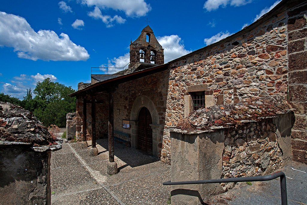 Despedimos la semana desde la iglesia de Santa Colomba de Castropodame del siglo XVI, que guarda en su interior una espléndida cruz procesional de plata de casi nueve kilos. Feliz fin de semana!!!
#DescubriendoElBierzo #ElBierzo <a href="/CCBierzo/">Consejo Comarcal del Bierzo</a>