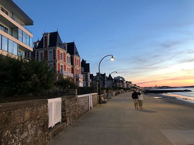 gillespudlowski's tweet photo. Promenade nocturne sur le #sillon #photooftheday #saintmalo #lesillon #bretagne #hautebretagne #illeetvilaine #vivelabretagnepp https://t.co/2ckMpxtttJ https://t.co/01kKuauVgr