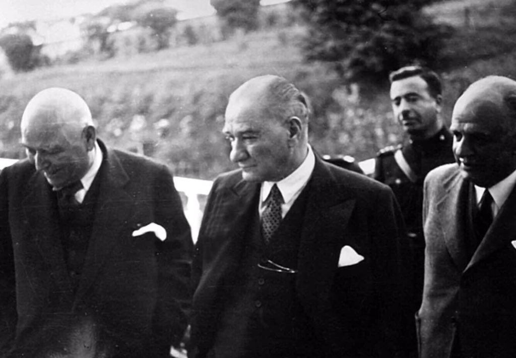 Kutlu zaferin mimarı Mustafa Kemal Atatürk’le birlikte vatanı savunan bütün şehit ve gazilerimizi saygı ve minnetle anıyoruz. Zafer bayramımız kutlu olsun. 🇹🇷 #30Ağustos