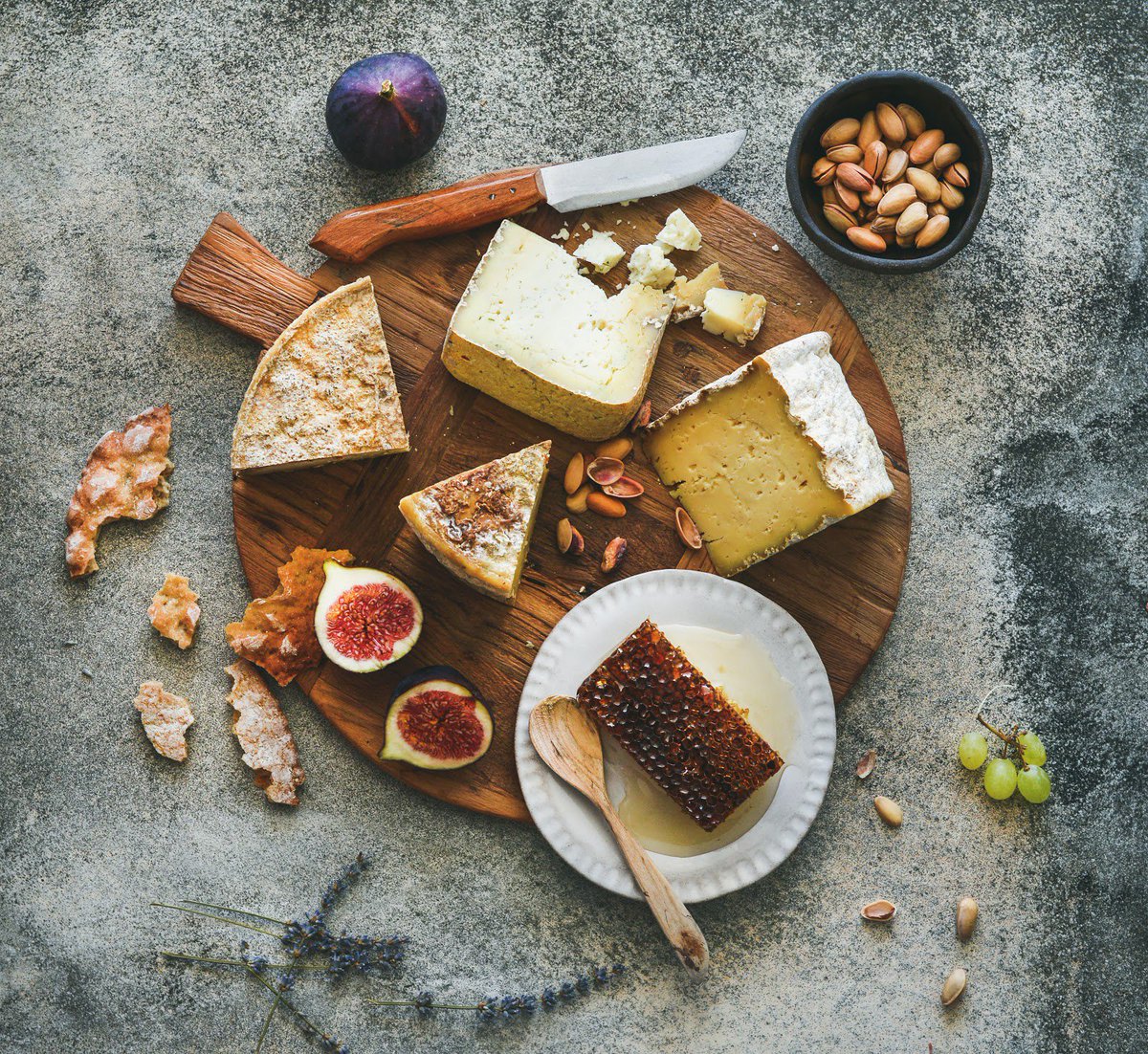 TryHungry's tweet photo. Cheese please! Try a simple yet elegant spread at your next happy hour. 🧀 
#tryhungry #cheese #yummy #art #goodeats https://t.co/QoJEbw2iaP