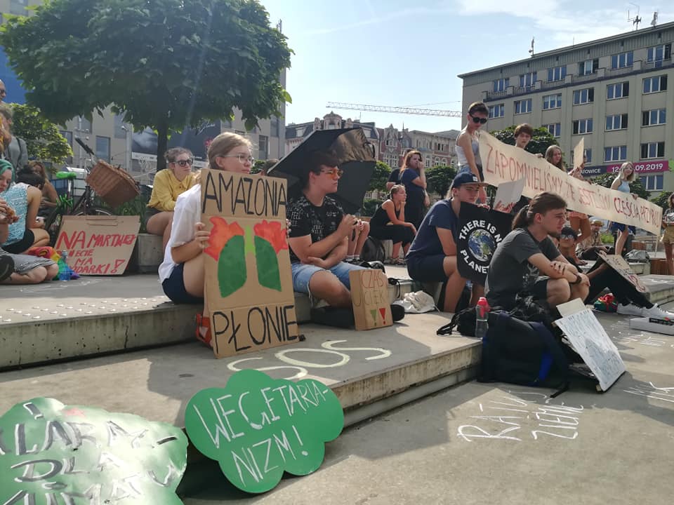 It's about 30°C today in #Katowice, last day of holidays, yet #youth once again decided to come out and take part in #FridaysForFurture #holidaystrike to demand #ClimateAction. EU needs to go #climateneutral and Poland needs to go #BeyondCoal now. #CleanEnergyEU #UNCllimate #UNSG