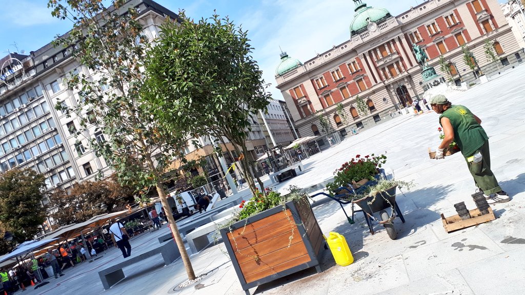 milicadakic's tweet image. Upravo: Zavrsni radovi na #TrgRepublike : nove sadnice,  granitne &amp;amp; smart klupe (solarni punjaci i free wi-fi)