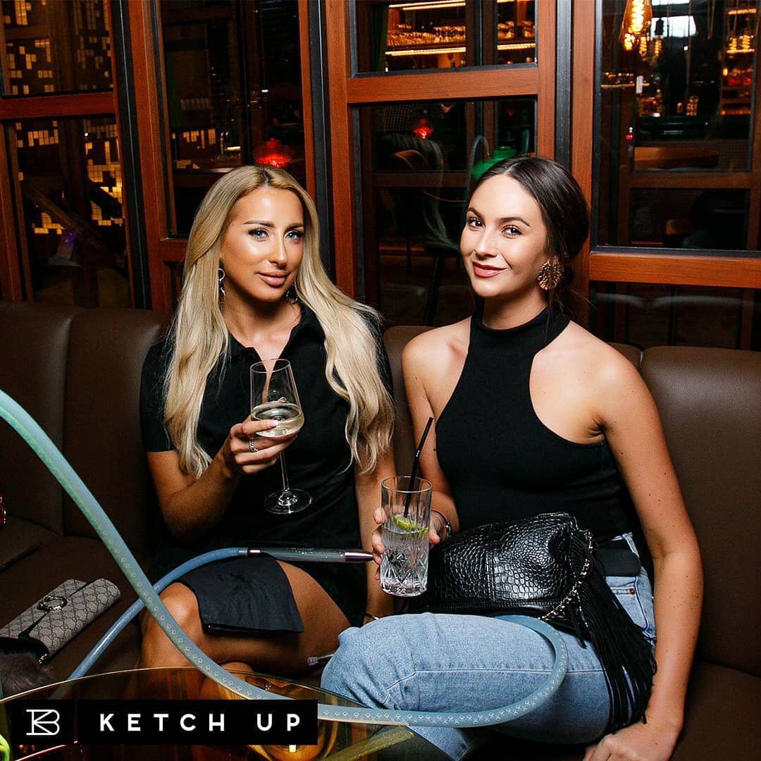 You’ll want Fridays to last forever at our partnered venue, Ketch Up Great burgers, a fabulous view from the lounge and a Buy 1 Get 1 🍷 offer on Moonshine? What more could you ask for?