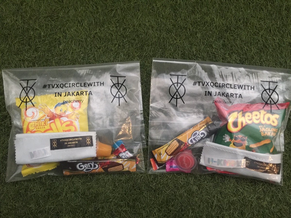 peacherry2612's tweet photo. Hello everyone! We’re giving 100 snacks with Changmin / Yunho hologram stickers (random) &amp; TVXQ lens wipe! We prepare a special plastic bag for you so you can put your other freebies in it😬

Location &amp; time: tba 

See you tomorrow!
#TVXQCIRCLEWITHinJAKARTA https://t.co/rMjgnLl4yA