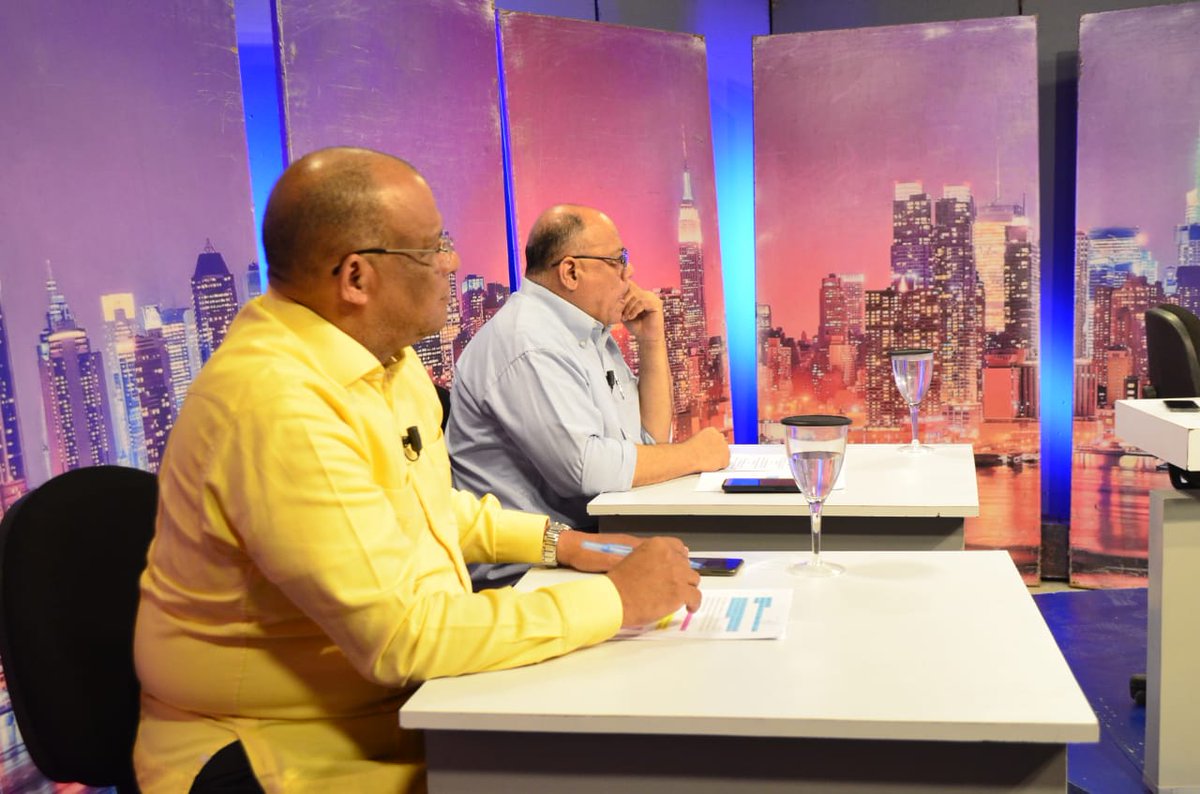 PrensaFernandoR's tweet photo. @FernandoRosaRD    agradece a @BelgicaSuarezTV  y su equipo la oportunidad de  ventilar  desde su programa el proyecto para #TransformarSantiago https://t.co/UT5SxgWp2z