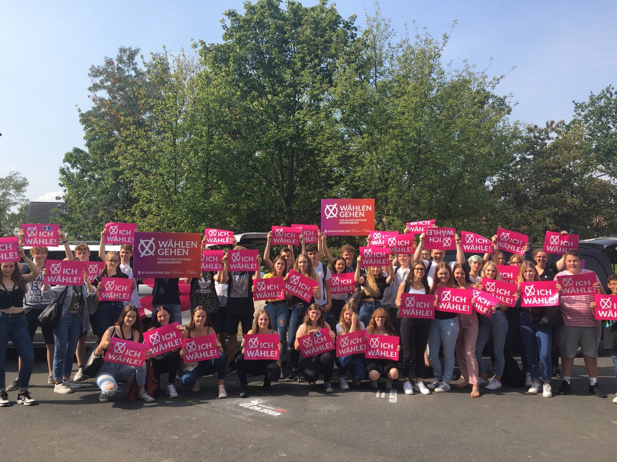 bteamtour's tweet photo. Dieser letzte Freitag im Monat fängt für uns in Zossen mit einer Station in der Geschwister-Scholl-Schule an. Im letzten Workshop auf unserer Tour haben wir noch einmal Gas gegeben. 😉
#Landtagswahl #Brandenburg #Zossen #BTeamTour #ltwbb19 https://t.co/77N9JZhlMJ