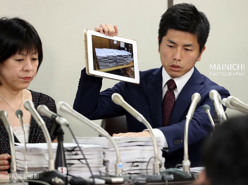 毎日新聞写真部 東京 池袋で4月 暴走した乗用車にはねられ松永真菜さんと長女莉子ちゃんが死亡した事故で 松永さんの夫が東京都内で記者会見し 運転手を厳罰に処するよう求める約29万筆の署名が集まったことを明らかにしました T Co