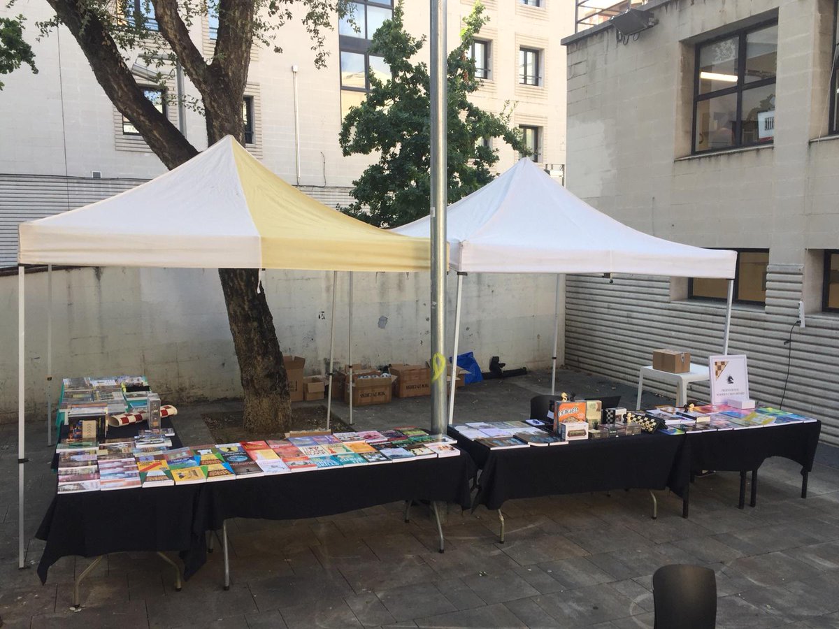 A21Ajedrez21's tweet photo. Desde ayer y hasta el domingo estamos en el Open de Sants. Ven a ver nuestro stand y podrás probar el #ajedrezdragon jugando una partida rápida con el mismísimo @illescasmiguel ¿Te atreves? https://t.co/DuO2WkOA6H