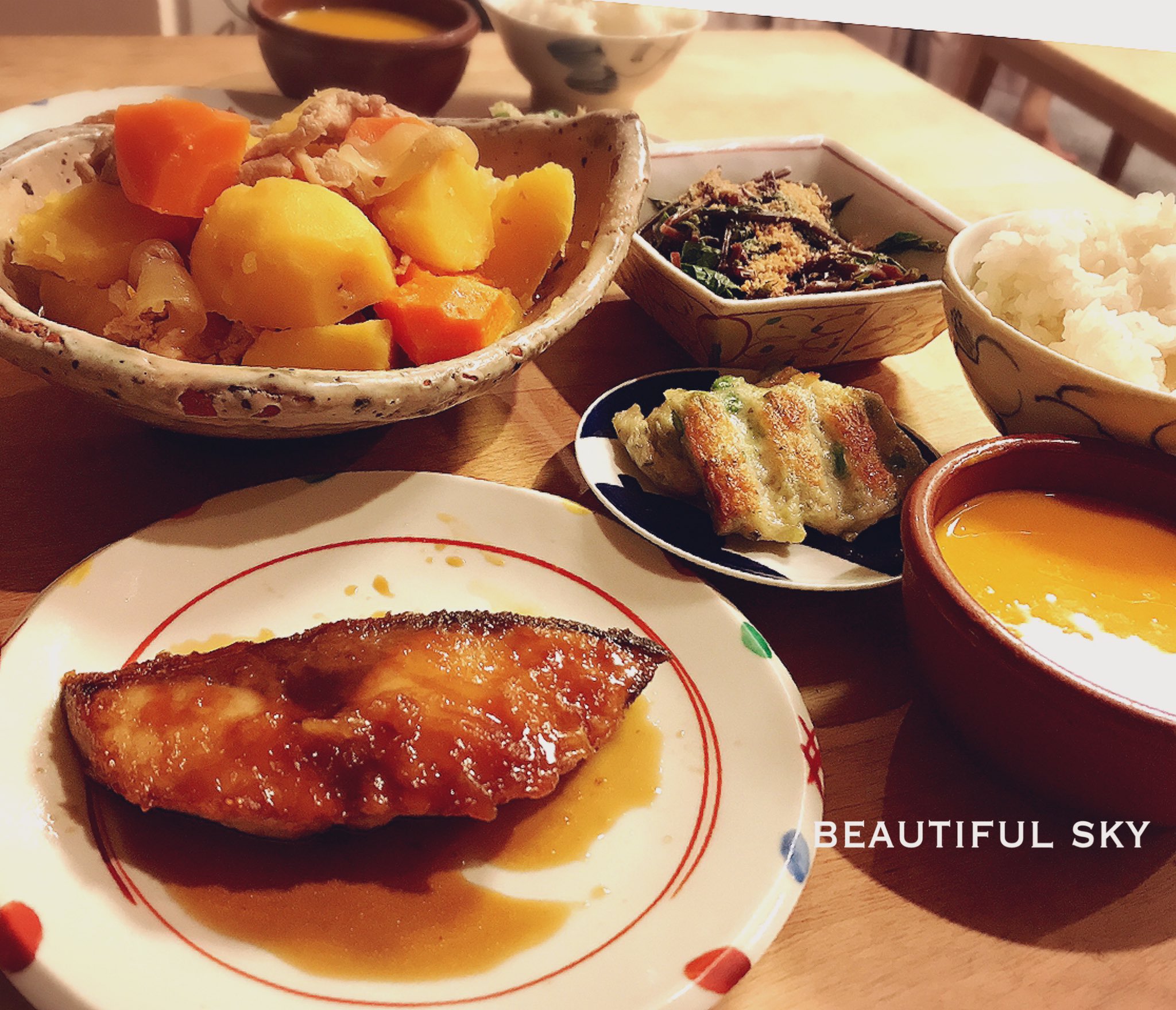 Beautiful Sky ぶり照り 肉じゃが 息子作 かぼちゃスープなどは私作 息子には上記2品 娘には米を炊くようにお願いしたが 娘は炊くのを忘れて息子が炊いてくれた 思い出して見に来た娘が炊飯器のフタを開けっ放しに 米カッチカチやん あぁ 3 ヽ