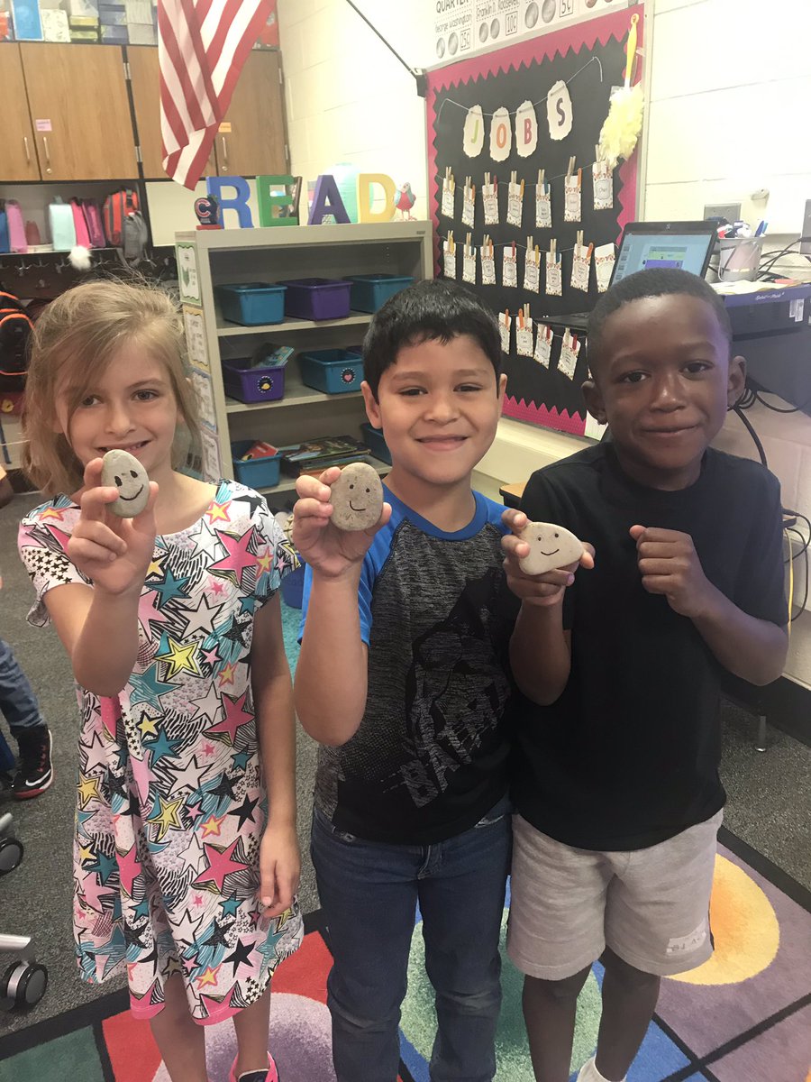 MsBucaroSD54's tweet photo. Classroom community lesson about choosing and sharing happiness! #optimism #choosehappy #mindfullness #IshiRocks https://t.co/8N29JHGQ47