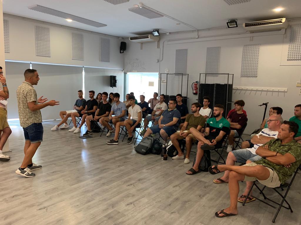 cfumirasolbaco's tweet photo. ✅ CLUB

▶ Trobada de benvinguda

⚽ El director esportiu Joan Garcia i el coordinador Àngel Codina han donat la benvinguda a la temporada 2019-2020 als entrenadors

La trobada ha tingut lloc al Casal de Mira-sol.

🔥 Dilluns, tornen els entrenaments!

#CFUMirasolBaco
#SantCugat https://t.co/dy2IL3isOV