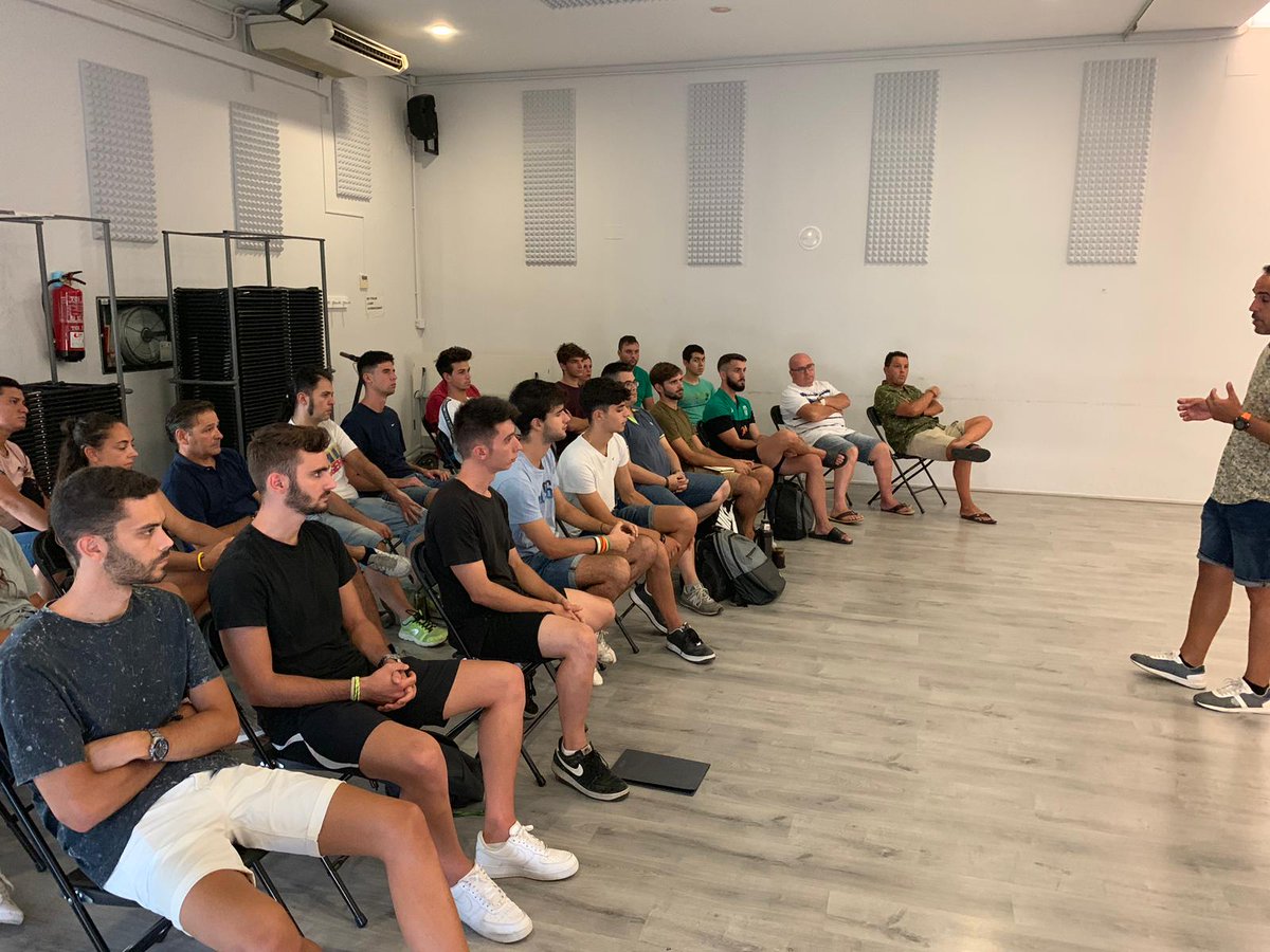 cfumirasolbaco's tweet photo. ✅ CLUB

▶ Trobada de benvinguda

⚽ El director esportiu Joan Garcia i el coordinador Àngel Codina han donat la benvinguda a la temporada 2019-2020 als entrenadors

La trobada ha tingut lloc al Casal de Mira-sol.

🔥 Dilluns, tornen els entrenaments!

#CFUMirasolBaco
#SantCugat https://t.co/dy2IL3isOV