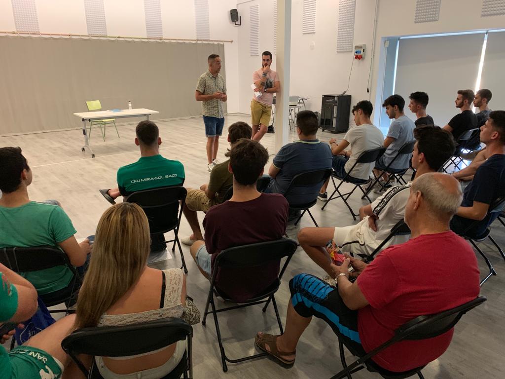 cfumirasolbaco's tweet photo. ✅ CLUB

▶ Trobada de benvinguda

⚽ El director esportiu Joan Garcia i el coordinador Àngel Codina han donat la benvinguda a la temporada 2019-2020 als entrenadors

La trobada ha tingut lloc al Casal de Mira-sol.

🔥 Dilluns, tornen els entrenaments!

#CFUMirasolBaco
#SantCugat https://t.co/dy2IL3isOV