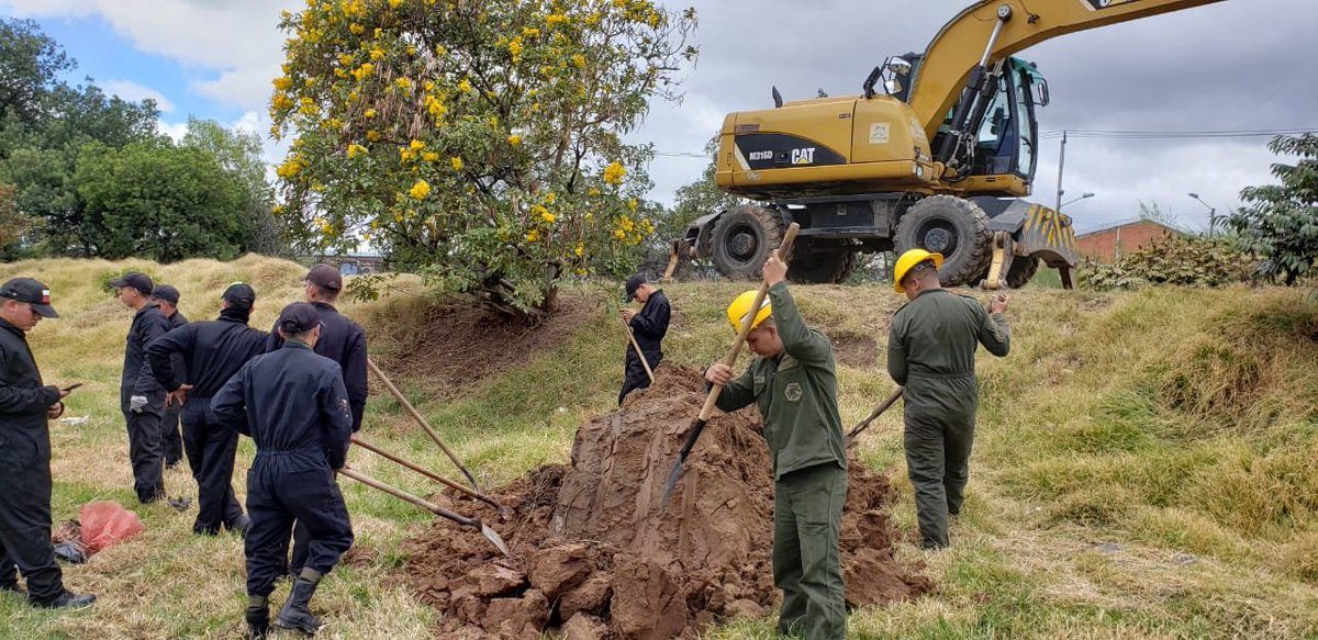 Ingenieros_EJC's tweet photo. #HéroesBicentenarios @COL_EJERCITO Batallón de @Ingenieros_EJC n.º13 Baraya , #PM13 y #BAFLA contribuyen con la recuperación del #MedioAmbiente en la cuenca del río Tunjuelito en #Bogotá con la siembra de 60 árboles nativos. Estamos #ComprometidosConElMedioAmbiente. https://t.co/FTIftjEZ3C
