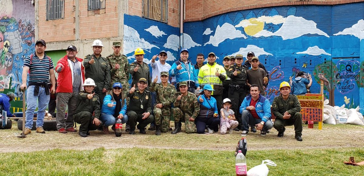Ingenieros_EJC's tweet photo. #HéroesBicentenarios @COL_EJERCITO Batallón de @Ingenieros_EJC n.º13 Baraya , #PM13 y #BAFLA contribuyen con la recuperación del #MedioAmbiente en la cuenca del río Tunjuelito en #Bogotá con la siembra de 60 árboles nativos. Estamos #ComprometidosConElMedioAmbiente. https://t.co/FTIftjEZ3C