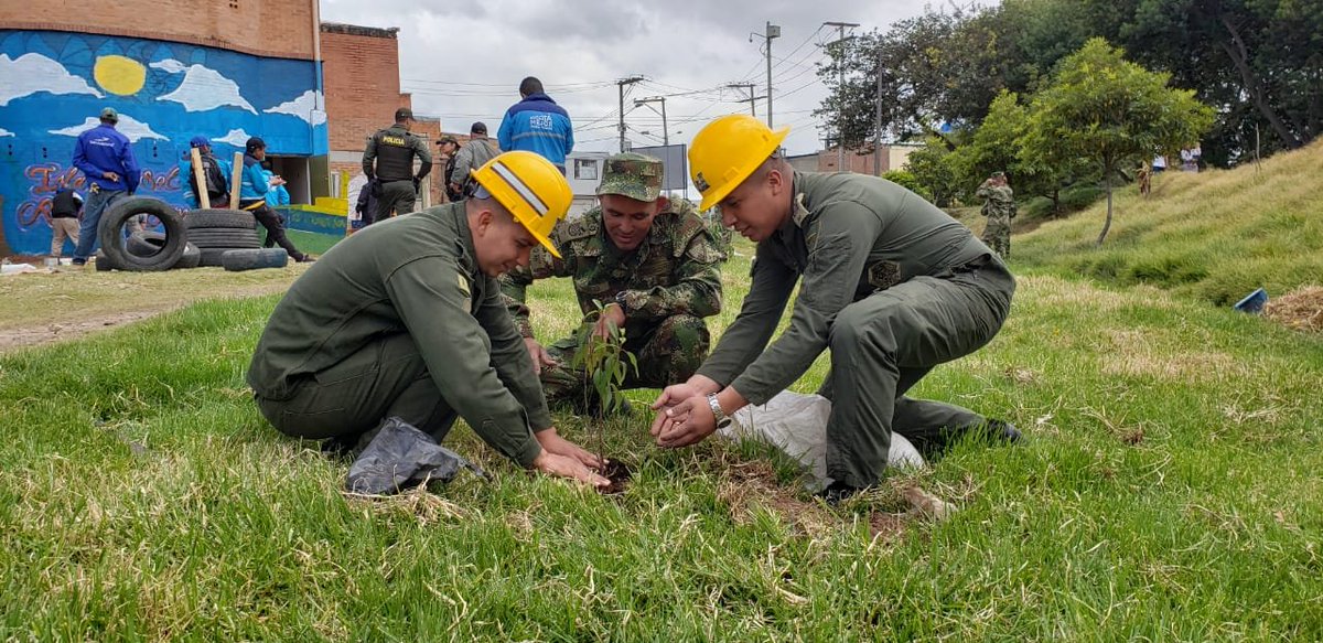 Ingenieros_EJC's tweet photo. #HéroesBicentenarios @COL_EJERCITO Batallón de @Ingenieros_EJC n.º13 Baraya , #PM13 y #BAFLA contribuyen con la recuperación del #MedioAmbiente en la cuenca del río Tunjuelito en #Bogotá con la siembra de 60 árboles nativos. Estamos #ComprometidosConElMedioAmbiente. https://t.co/FTIftjEZ3C