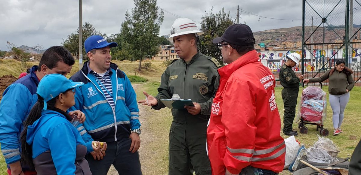 Ingenieros_EJC's tweet photo. #HéroesBicentenarios @COL_EJERCITO Batallón de @Ingenieros_EJC n.º13 Baraya , #PM13 y #BAFLA contribuyen con la recuperación del #MedioAmbiente en la cuenca del río Tunjuelito en #Bogotá con la siembra de 60 árboles nativos. Estamos #ComprometidosConElMedioAmbiente. https://t.co/FTIftjEZ3C