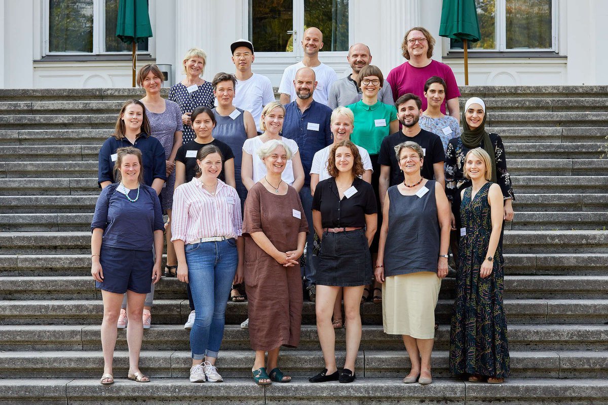 SGenshagen's tweet photo. Auftakt des #KIWit-Traineeprogramms!
Am 29.+30.08. haben wir alle #Trainees sowie ihre Mentoren*innen im Schloss Genshagen zu zwei spannenden Tagen begrüßt.
Offizieller Start der #kiwittrainees in den Kulturinstitutionen ist der 2.9. Wir wünschen einen guten Start &amp; viel Erfolg! https://t.co/A1LAyeDBom