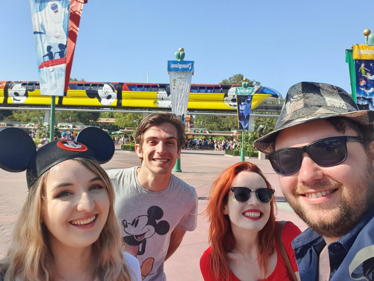 DisneyphileLIVE's tweet photo. (Live DLR) Et qui on retrouve en Californie, Tata @pixietubeuse et Alex de @DLPolemique ! La communauté Disney française est là ! 😊 #cocorico #happiestplaceonearth #friends https://t.co/RKT66VTHjw